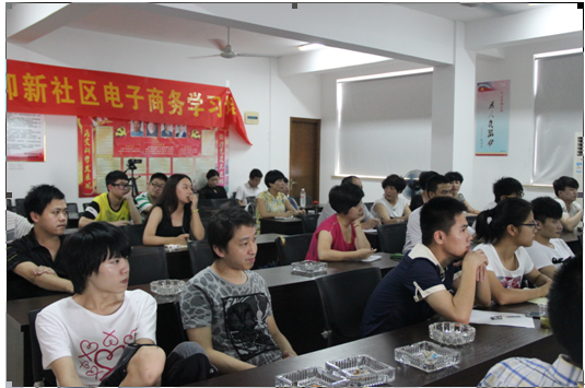 學(xué)員在認(rèn)真聽課