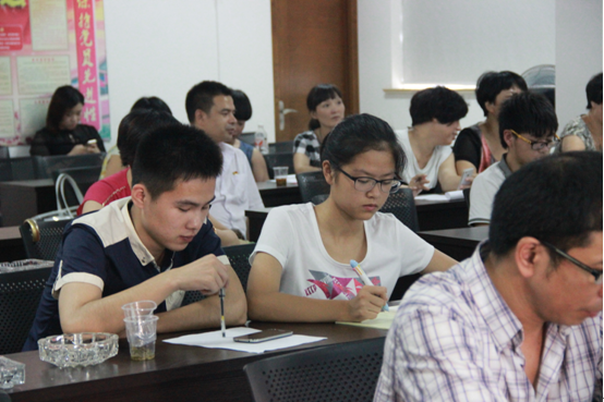 學(xué)員在做筆記